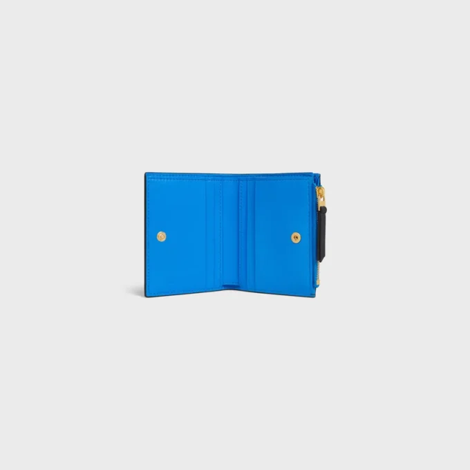 Portefeuille compact Triomphe Stamp en cuir de veau grainé souple