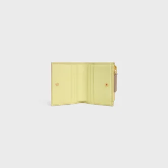 Portefeuille compact Triomphe Stamp en cuir de veau grainé souple