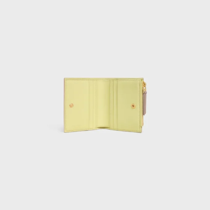 Portefeuille compact Triomphe Stamp en cuir de veau grainé souple