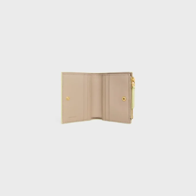 Portefeuille compact Triomphe Stamp en cuir de veau grainé souple