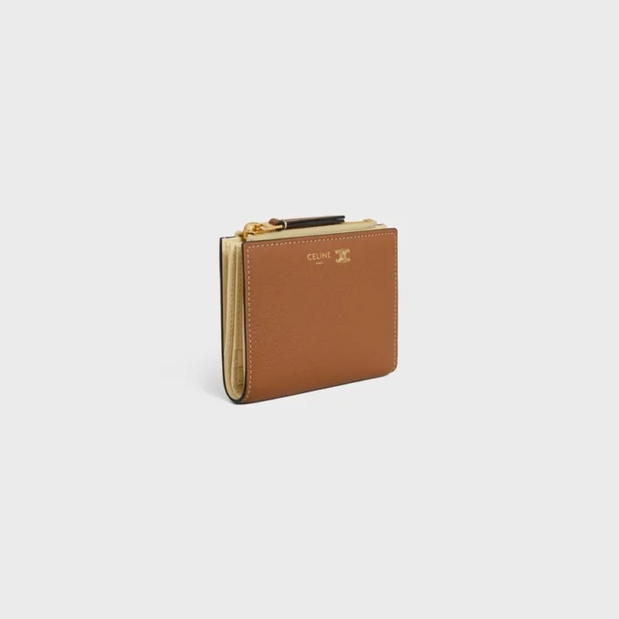 Portefeuille compact Triomphe Stamp en cuir de veau grainé souple Portefeuille compact Triomphe Stamp en cuir de veau grainé souple