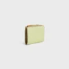 Portefeuille compact Triomphe Stamp en cuir de veau grainé souple