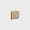 Portefeuille compact Triomphe Stamp en cuir de veau grainé souple
