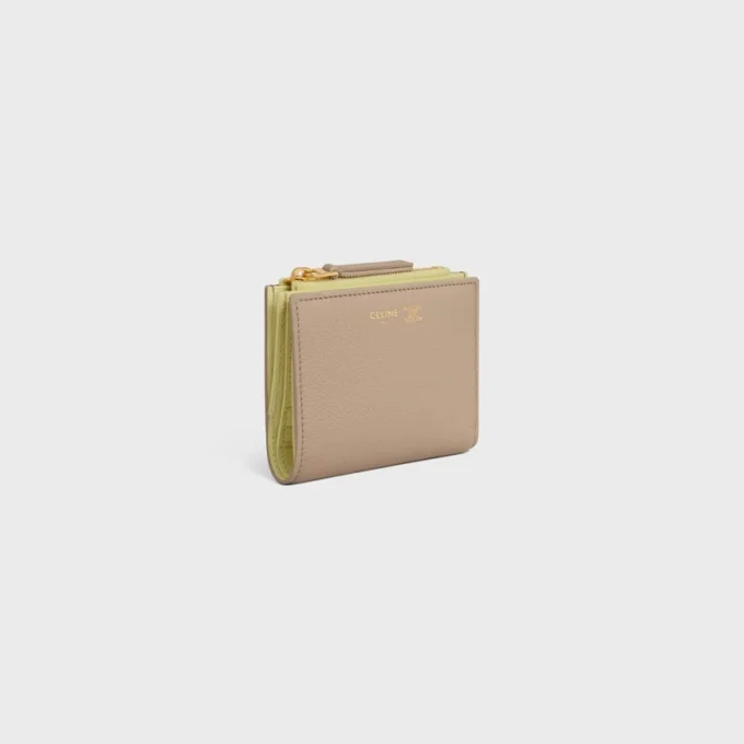 Portefeuille compact Triomphe Stamp en cuir de veau grainé souple