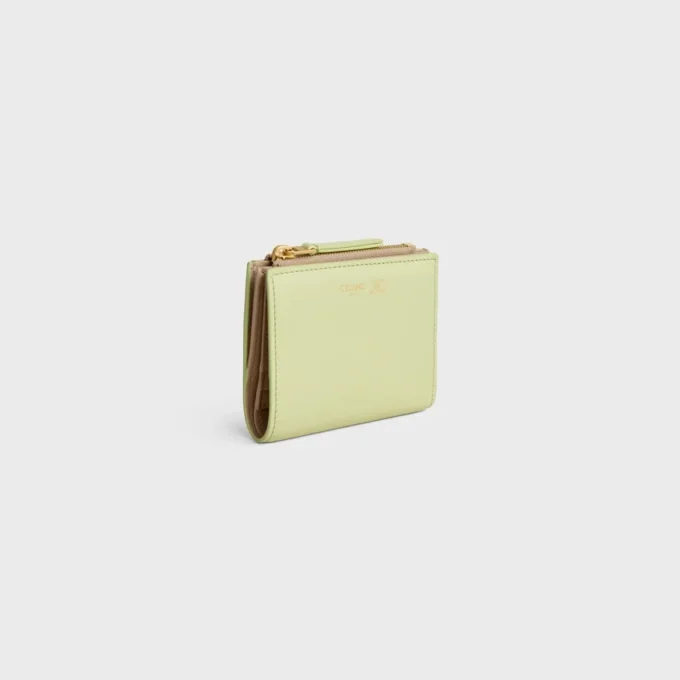 Portefeuille compact Triomphe Stamp en cuir de veau grainé souple