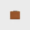 Portefeuille compact Triomphe Stamp en cuir de veau grainé souple Portefeuille compact Triomphe Stamp en cuir de veau grainé souple