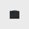Portefeuille compact Triomphe Stamp en cuir de veau grainé souple