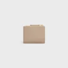 Portefeuille compact Triomphe Stamp en cuir de veau grainé souple
