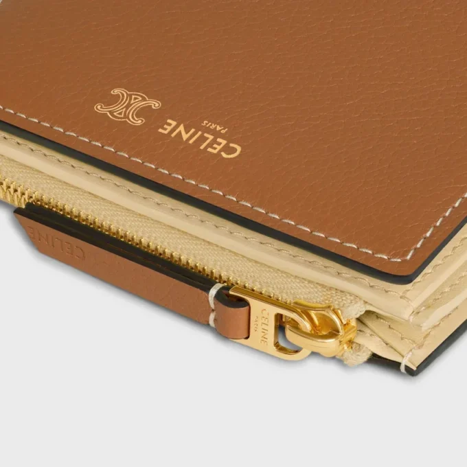 Portefeuille compact Triomphe Stamp en cuir de veau grainé souple Portefeuille compact Triomphe Stamp en cuir de veau grainé souple