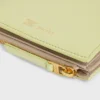 Portefeuille compact Triomphe Stamp en cuir de veau grainé souple