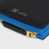 Portefeuille compact Triomphe Stamp en cuir de veau grainé souple
