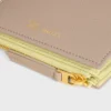 Portefeuille compact Triomphe Stamp en cuir de veau grainé souple