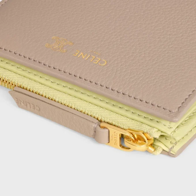 Portefeuille compact Triomphe Stamp en cuir de veau grainé souple
