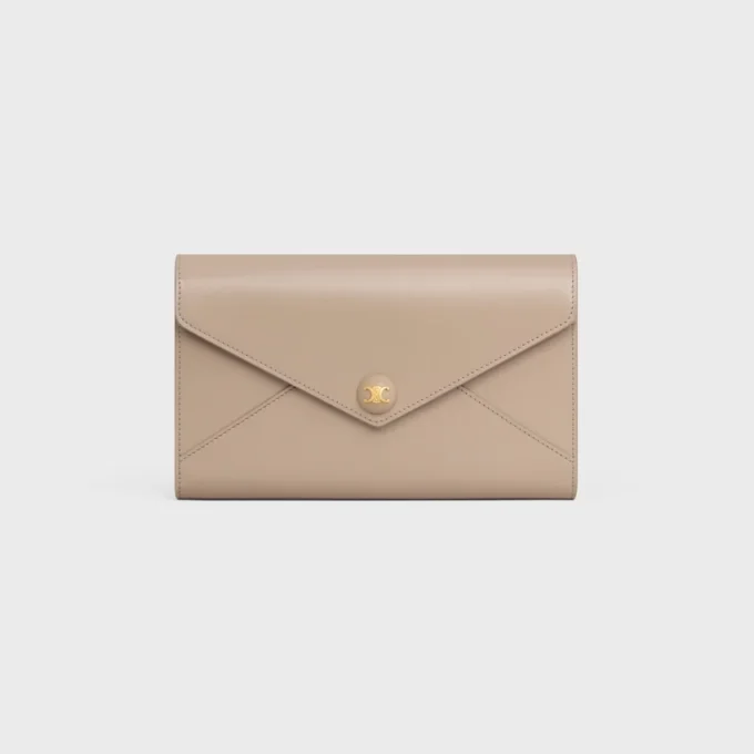 Portefeuille enveloppe à chaîne en cuir de veau brillant Portefeuille enveloppe à chaîne en cuir de veau brillant