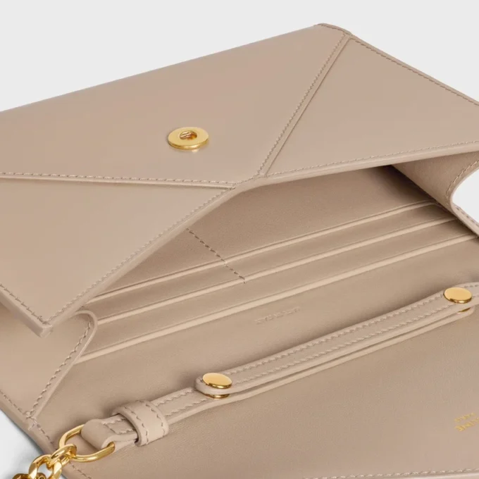 Portefeuille enveloppe à chaîne en cuir de veau brillant Portefeuille enveloppe à chaîne en cuir de veau brillant