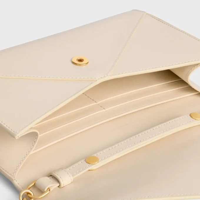 Portefeuille enveloppe à chaîne en cuir de veau brillant Portefeuille enveloppe à chaîne en cuir de veau brillant