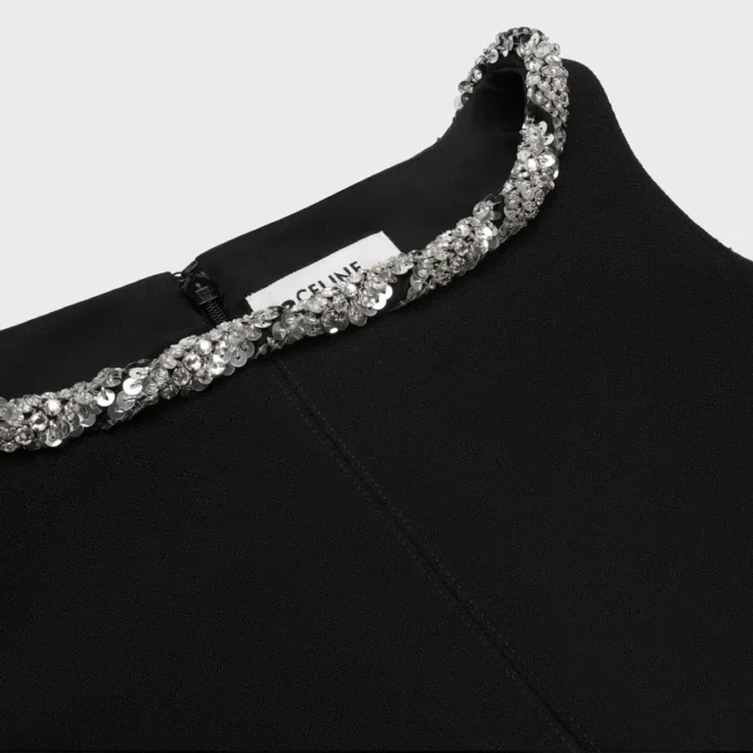 Robe brodée en crêpe de laine double