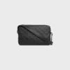 Sac messager moyen en cuir de veau avec motif Triomphe en relief