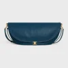 Sac Triomphe Halfmoon en cuir d’agneau souple et brillant Sac Triomphe Halfmoon en cuir d’agneau souple et brillant