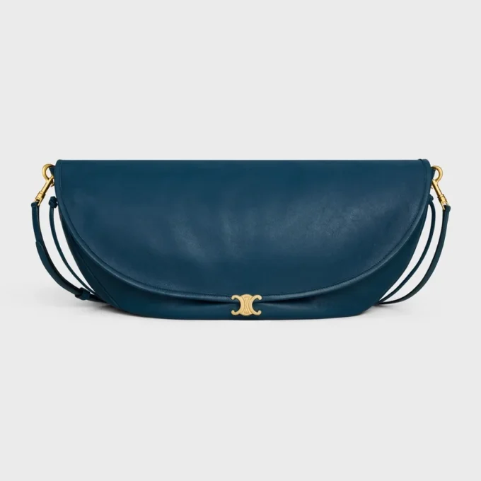 Sac Triomphe Halfmoon en cuir d’agneau souple et brillant Sac Triomphe Halfmoon en cuir d’agneau souple et brillant