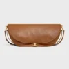 Sac Triomphe Halfmoon en cuir d’agneau souple et brillant Sac Triomphe Halfmoon en cuir d’agneau souple et brillant