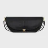 Sac Triomphe Halfmoon en cuir d’agneau souple et brillant Sac Triomphe Halfmoon en cuir d’agneau souple et brillant