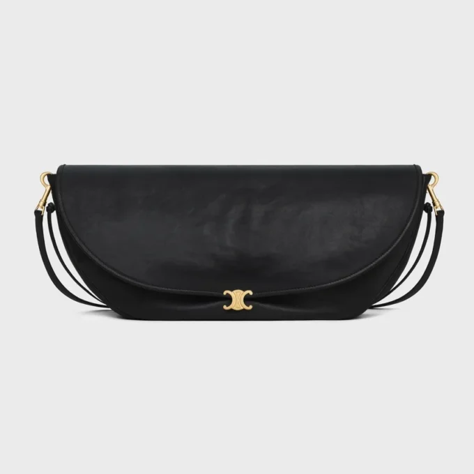 Sac Triomphe Halfmoon en cuir d’agneau souple et brillant Sac Triomphe Halfmoon en cuir d’agneau souple et brillant