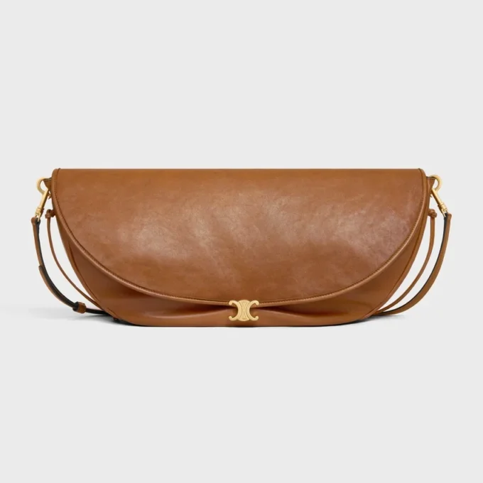 Sac Triomphe Halfmoon en cuir d’agneau souple et brillant Sac Triomphe Halfmoon en cuir d’agneau souple et brillant