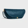 Sac Triomphe Halfmoon en cuir d’agneau souple et brillant Sac Triomphe Halfmoon en cuir d’agneau souple et brillant