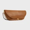 Sac Triomphe Halfmoon en cuir d’agneau souple et brillant Sac Triomphe Halfmoon en cuir d’agneau souple et brillant