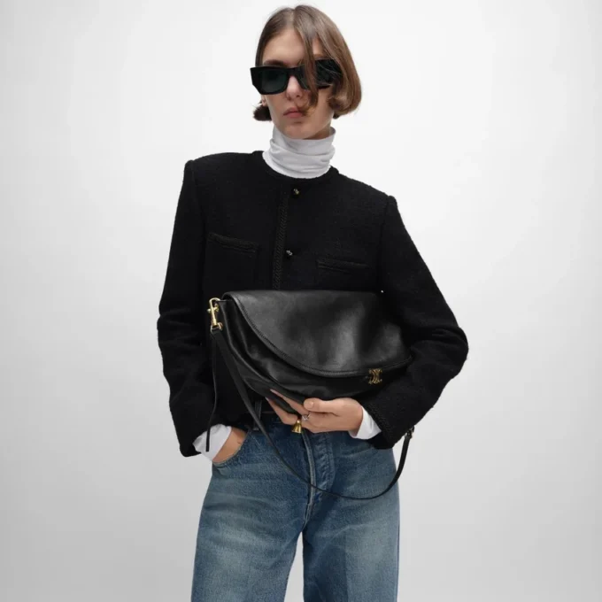 Sac Triomphe Halfmoon en cuir d’agneau souple et brillant Sac Triomphe Halfmoon en cuir d’agneau souple et brillant