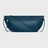 Sac Triomphe Halfmoon en cuir d’agneau souple et brillant Sac Triomphe Halfmoon en cuir d’agneau souple et brillant