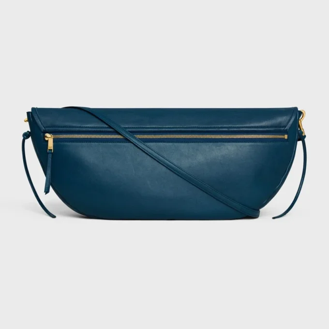 Sac Triomphe Halfmoon en cuir d’agneau souple et brillant Sac Triomphe Halfmoon en cuir d’agneau souple et brillant