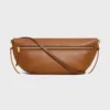 Sac Triomphe Halfmoon en cuir d’agneau souple et brillant Sac Triomphe Halfmoon en cuir d’agneau souple et brillant