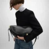 Sac Triomphe Halfmoon en cuir d’agneau souple et brillant Sac Triomphe Halfmoon en cuir d’agneau souple et brillant