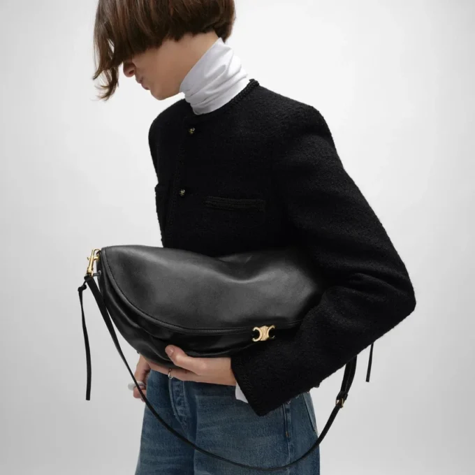 Sac Triomphe Halfmoon en cuir d’agneau souple et brillant Sac Triomphe Halfmoon en cuir d’agneau souple et brillant