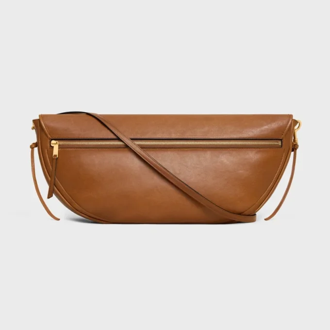 Sac Triomphe Halfmoon en cuir d’agneau souple et brillant Sac Triomphe Halfmoon en cuir d’agneau souple et brillant