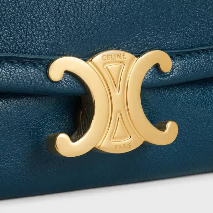 Sac Triomphe Halfmoon en cuir d’agneau souple et brillant Sac Triomphe Halfmoon en cuir d’agneau souple et brillant