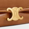 Sac Triomphe Halfmoon en cuir d’agneau souple et brillant Sac Triomphe Halfmoon en cuir d’agneau souple et brillant