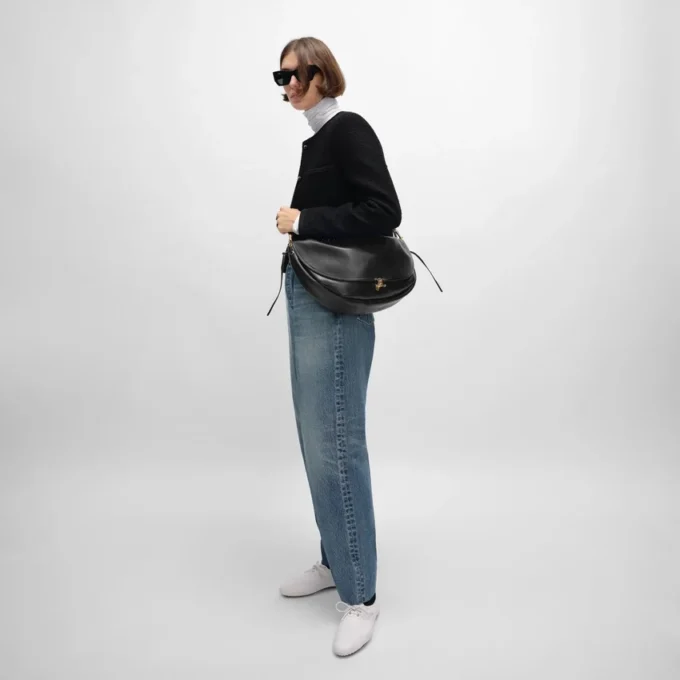 Sac Triomphe Halfmoon en cuir d’agneau souple et brillant Sac Triomphe Halfmoon en cuir d’agneau souple et brillant