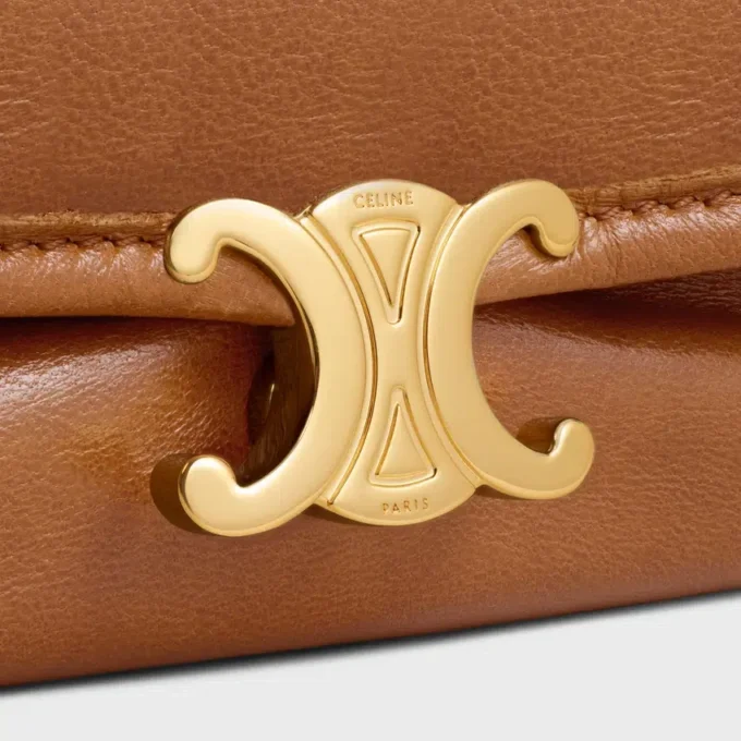 Sac Triomphe Halfmoon en cuir d’agneau souple et brillant Sac Triomphe Halfmoon en cuir d’agneau souple et brillant