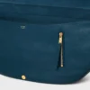 Sac Triomphe Halfmoon en cuir d’agneau souple et brillant Sac Triomphe Halfmoon en cuir d’agneau souple et brillant