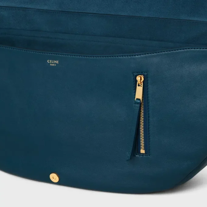 Sac Triomphe Halfmoon en cuir d’agneau souple et brillant Sac Triomphe Halfmoon en cuir d’agneau souple et brillant