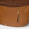Sac Triomphe Halfmoon en cuir d’agneau souple et brillant Sac Triomphe Halfmoon en cuir d’agneau souple et brillant