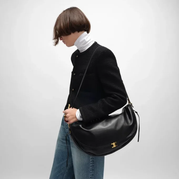 Sac Triomphe Halfmoon en cuir d’agneau souple et brillant Sac Triomphe Halfmoon en cuir d’agneau souple et brillant
