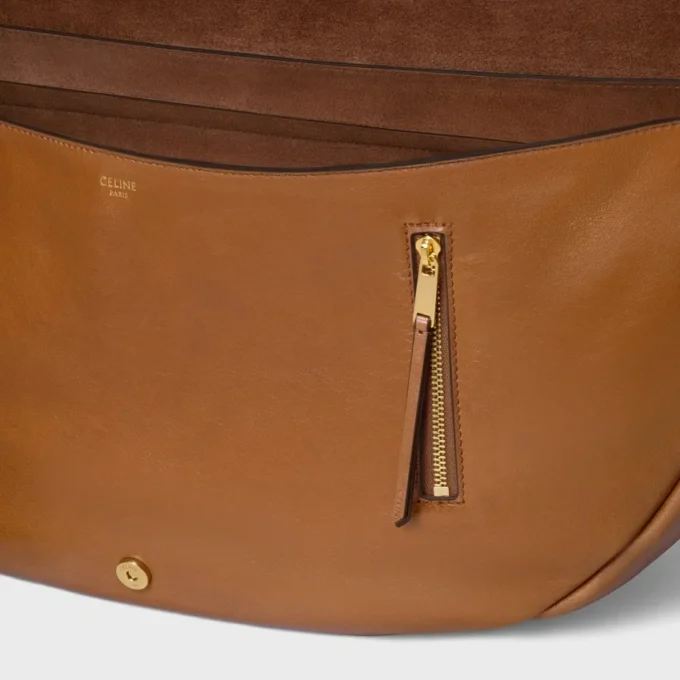 Sac Triomphe Halfmoon en cuir d’agneau souple et brillant Sac Triomphe Halfmoon en cuir d’agneau souple et brillant