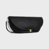 Sac Triomphe Halfmoon en cuir d’agneau souple et brillant Sac Triomphe Halfmoon en cuir d’agneau souple et brillant