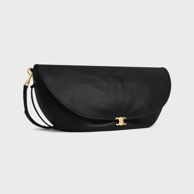 Sac Triomphe Halfmoon en cuir d’agneau souple et brillant Sac Triomphe Halfmoon en cuir d’agneau souple et brillant