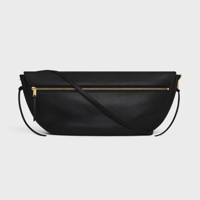 Sac Triomphe Halfmoon en cuir d’agneau souple et brillant Sac Triomphe Halfmoon en cuir d’agneau souple et brillant