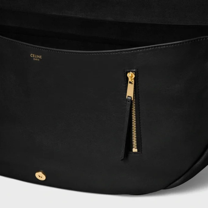 Sac Triomphe Halfmoon en cuir d’agneau souple et brillant Sac Triomphe Halfmoon en cuir d’agneau souple et brillant